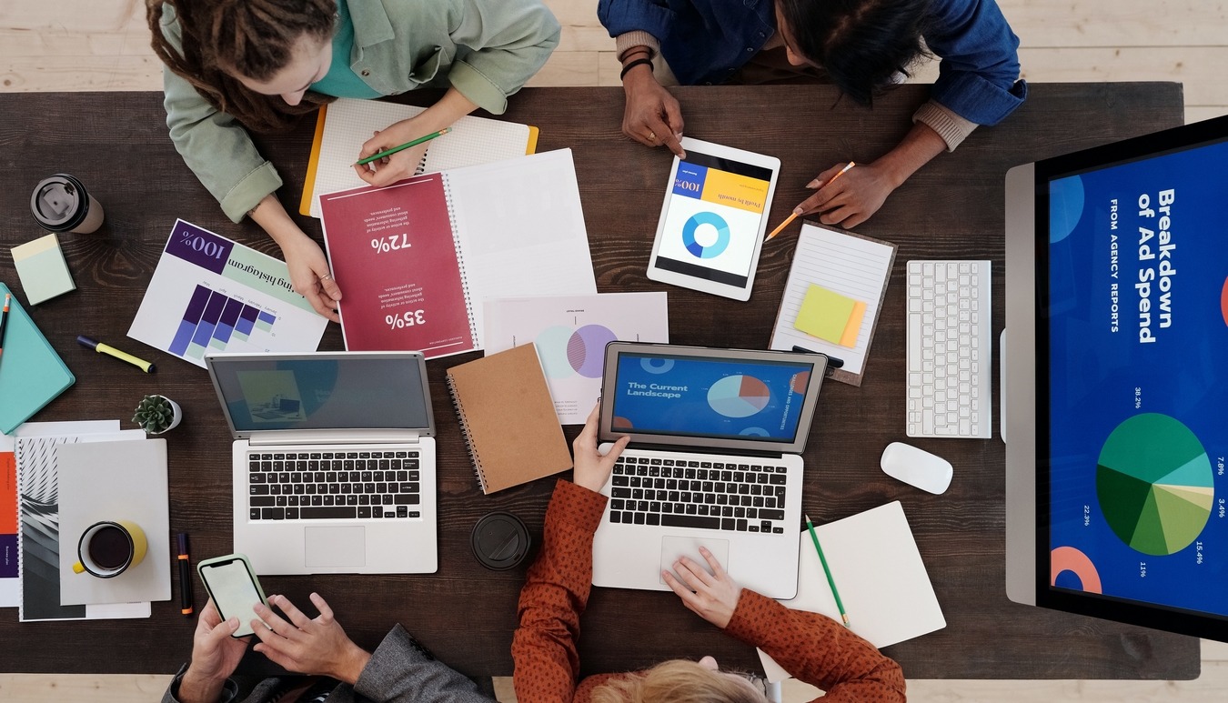 Une étude menée par l’éditeur DocuSign pointe une différence entre la perception par les personnes de leurs compétences numériques et leurs compétences réelles. (Mikael Blomkvist) transformation-digitale-competences-organisations