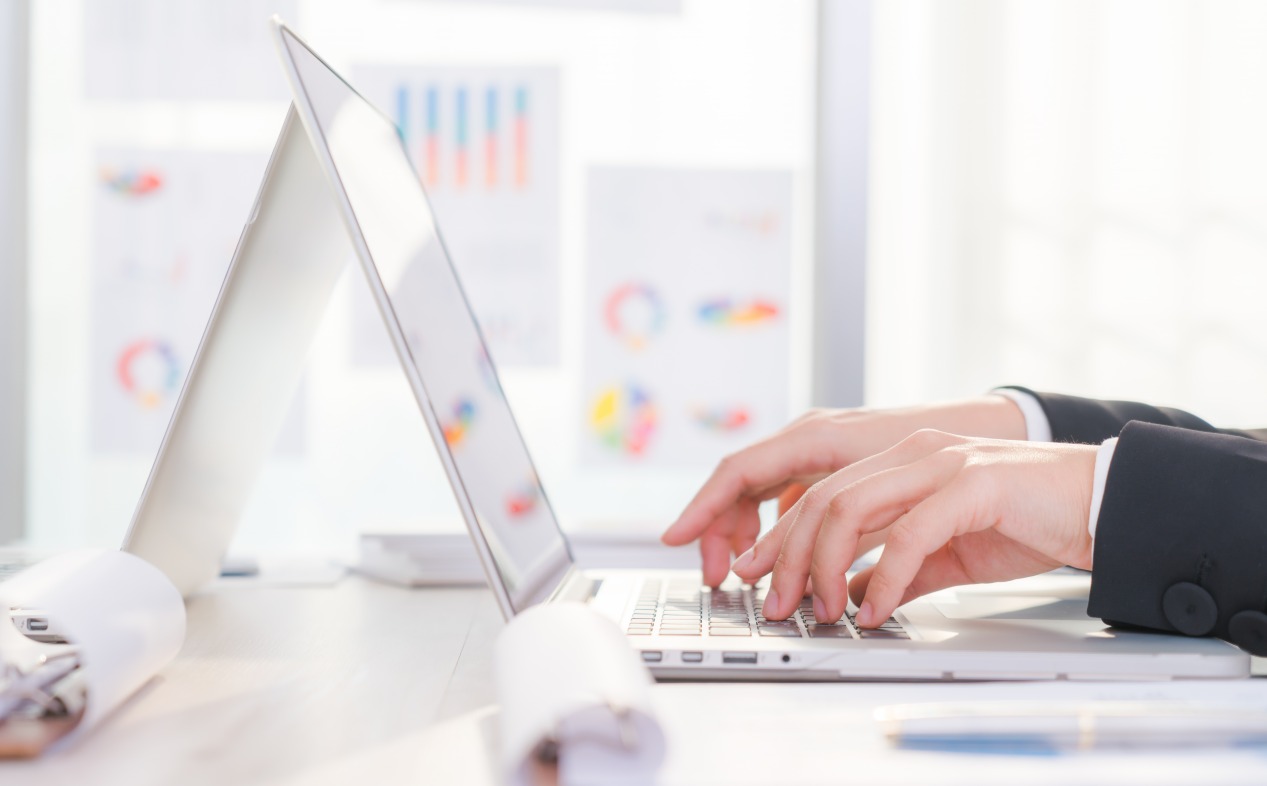 Le Knowledge Management présente de nombreux avantages pour les organisations, qui peuvent notamment décupler leur capacité à innover. (Freepik/jannoon028) ordinateur-professionnel-ressources-ecran