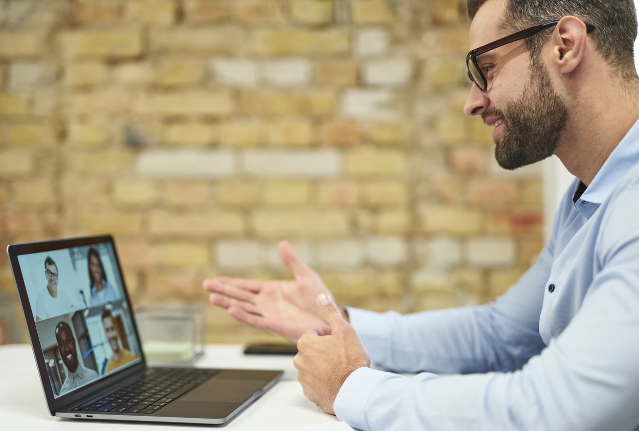 Juridiquement, montrer en public - fût-ce à distance - son propre diaporama, incluant textes, schémas, infographies ou autres, s’analyse en la "représentation" de sa propre œuvre. (freepik) Conferences-video-penser-juridique-droit-auteur