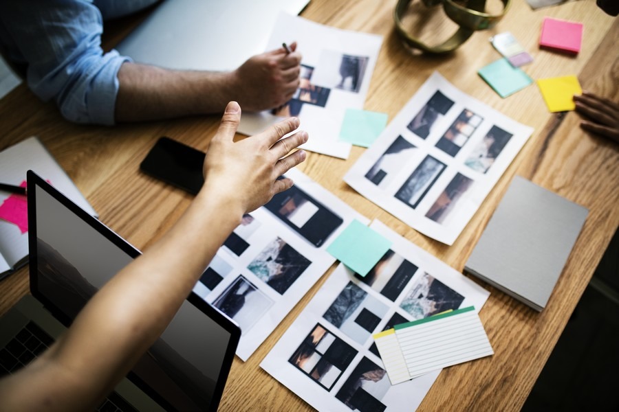 Bynder fait évoluer ses solutions de DAM avec une nouvelle génération d’agents intelligents (Freepik).