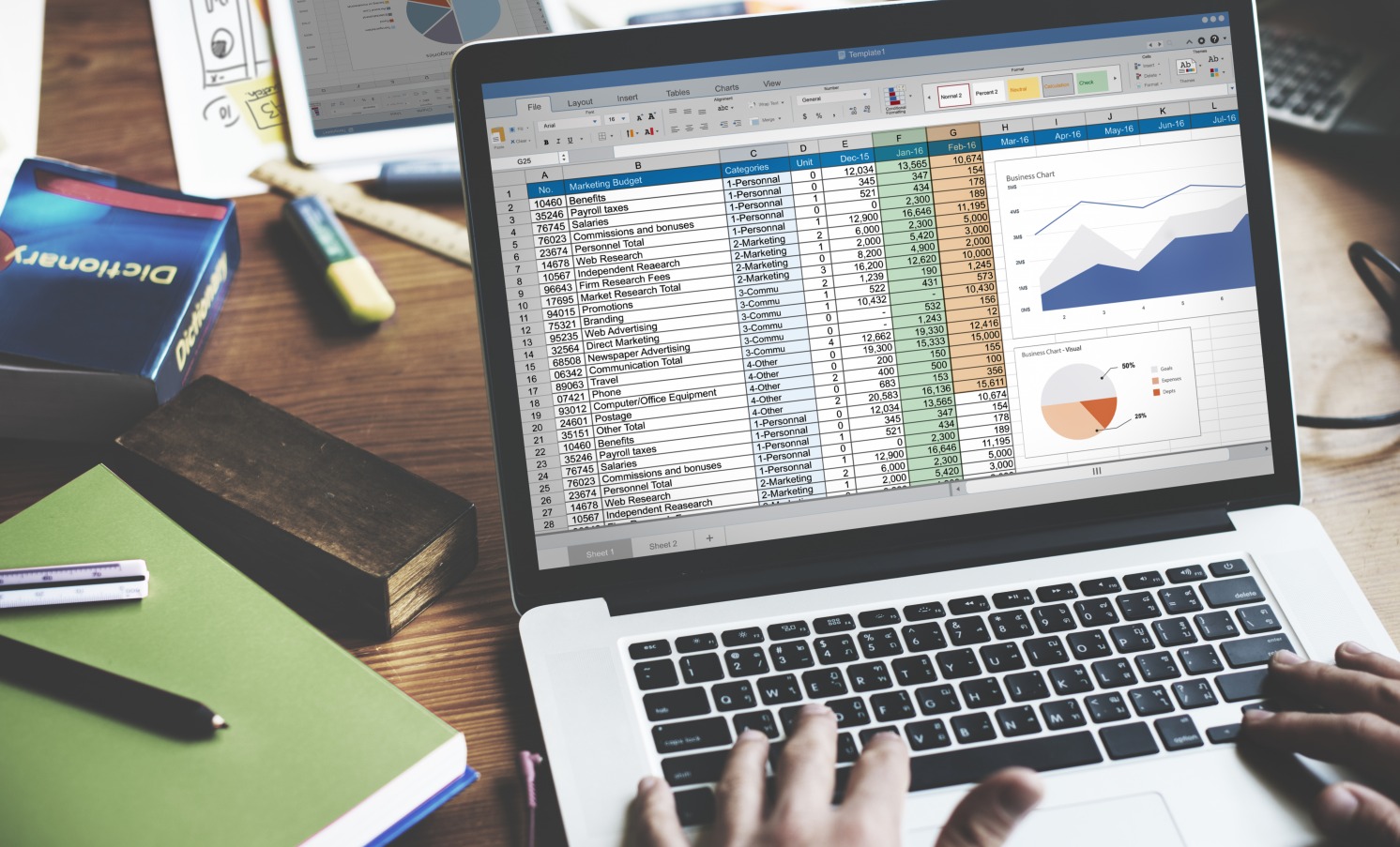 Le webinaire « Allez vers une gouvernance de l’information augmentée grâce à l’IA, au RPA ou au ‘’géo-spatial’’ avec M-Files », organisé par Serda Conseil et M-Files, aura lieu le 26 janvier prochain à 11h. (Freepik/rawpixel.com) ordinateur-data-information
