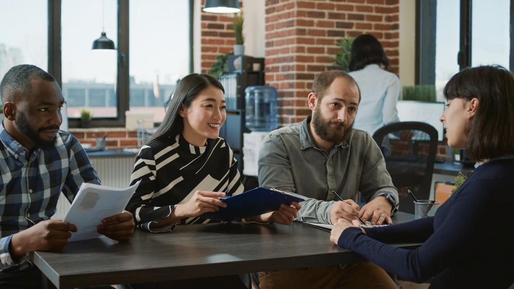Le marché de la dématérialisation des documents RH a été bouleversé par l'évolution des modes de travail (Freepik Premium / DC Studio) Dematerialisation-documents-RH-partenariat-SAGES-Informatique-Septeo-HR-Solutions