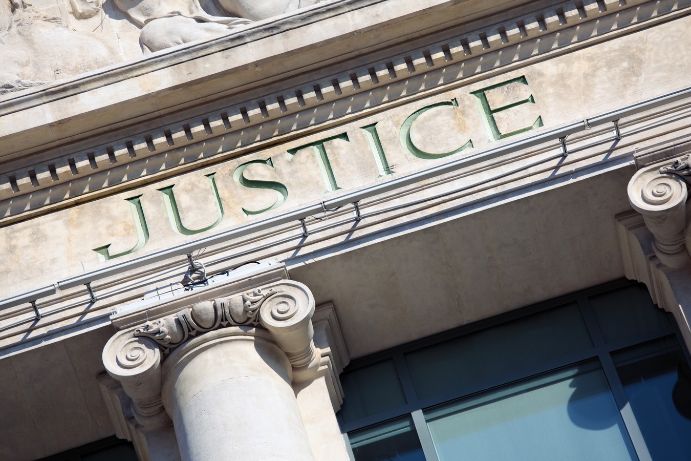 1,3 million de procédures de justice ont déjà été dématérialisées grâce à la Procédure Pénale Numérique. (Kstudio/Freepik) justice-administration-numerisation-dematerialisation
