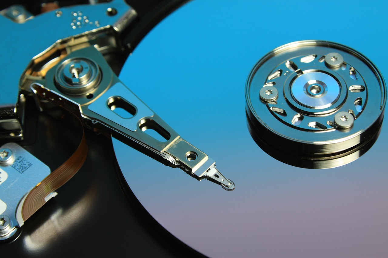 Une moyenne de 1 748 disques SSD sont détruits chaque année par l'Etat (Pixabay / Gray_Rhee) destruction-supports-stockage-etat-prix-6,4-millions-euros-par-an
