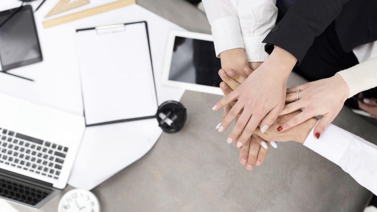 hommes-affaires-empilant-main-autre-bureau