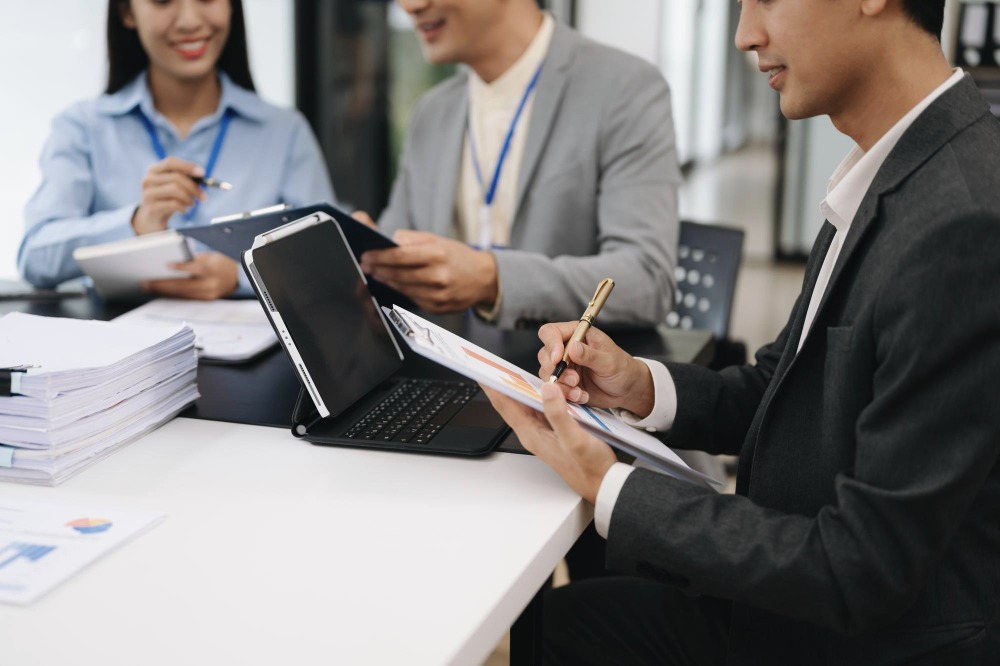 Les suppressions d'emploi devraient toucher les services vente et marketing de Docusign (Freepik Premium) Docusign-licencie-400-personnes
