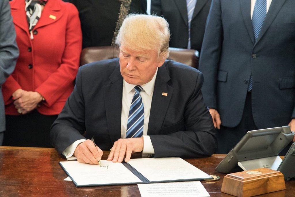 En août 2022, le FBI a saisi près de 11 000 d'archives dans la résidence de Donald Trump en Floride. (Office of the President of the United States/Wikimedia Commons) donald-trump-archives-maison-blanche-inculpation