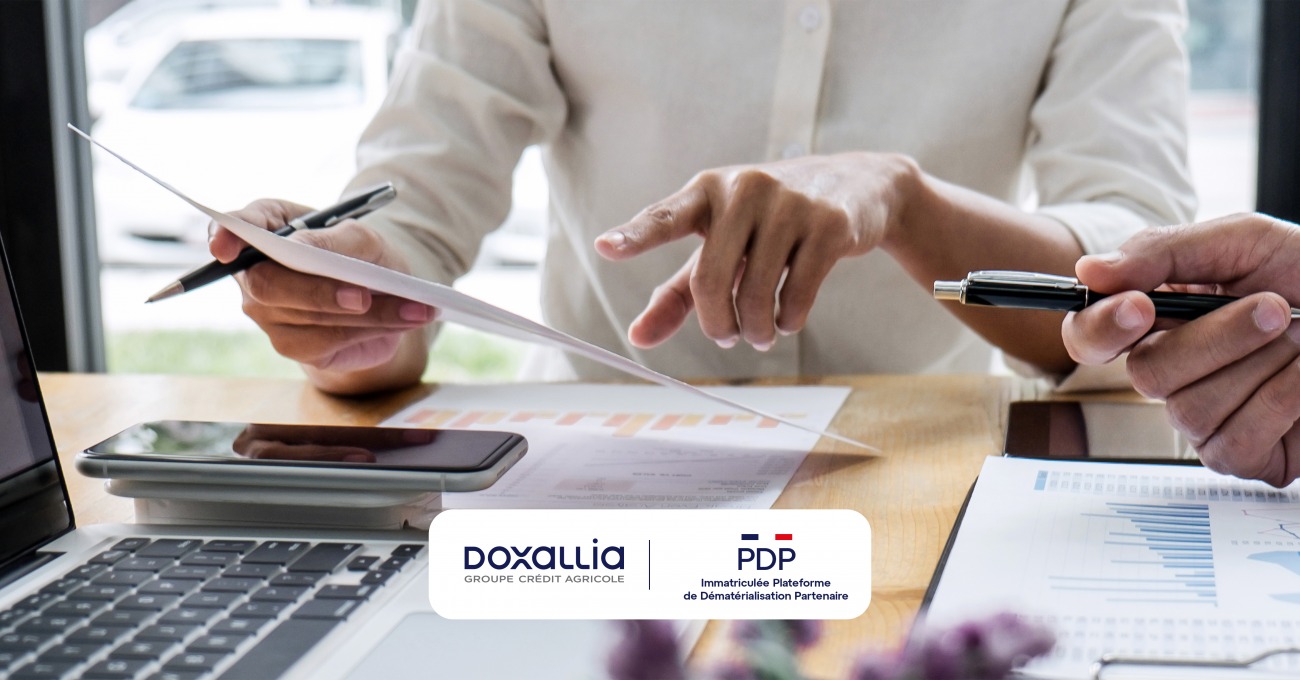 Doxallia fait partie des 80 plateformes de facturation électronique reconnues PDP. (Freedomz/stock.adobe.com) doxallia-facture-electronique-mains-bureau-professionnels-documents