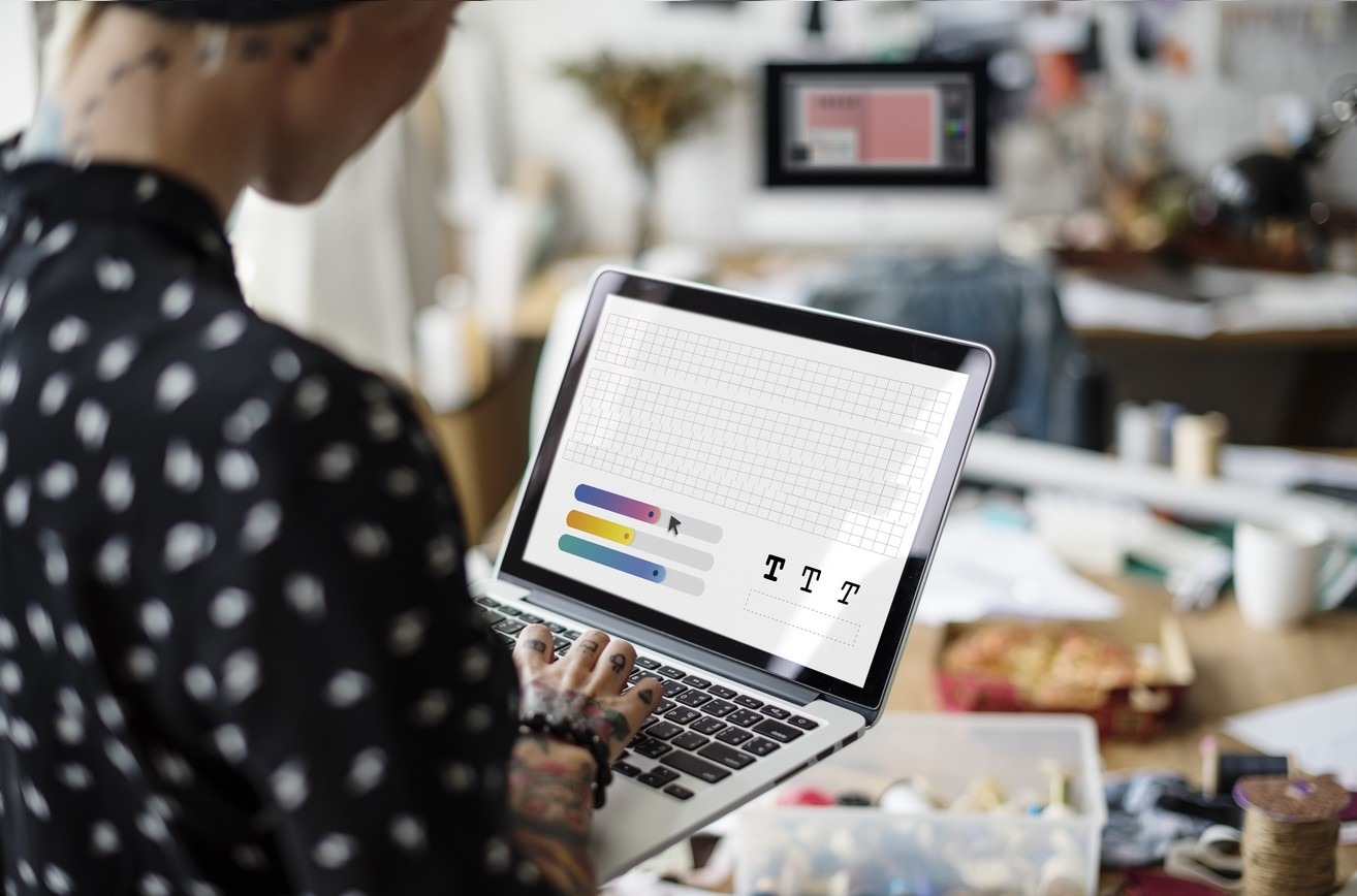 Le salarié reste propriétaire des œuvres mais cède une part de ses droits d’exploitation en contrepartie de son salaire. (rawpixel.com/Freepik) juridique-ecueils-preconisations-pratiques-droits-auteur-salaries