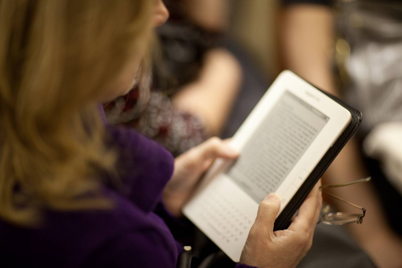 À Paris, les bibliothécaires ont récemment célébré le premier anniversaire du prêt de livres numériques. Du 13 octobre 2015 au 13 octobre 2016, un total de 53 000 prêts a été recensé dans l’ensemble du réseau parisien. (pamhule via Visualhunt / CC BY-NC) ebook-lecture