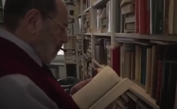 Umberto Eco dans sa bibliothèque personnelle à Milan (DR)