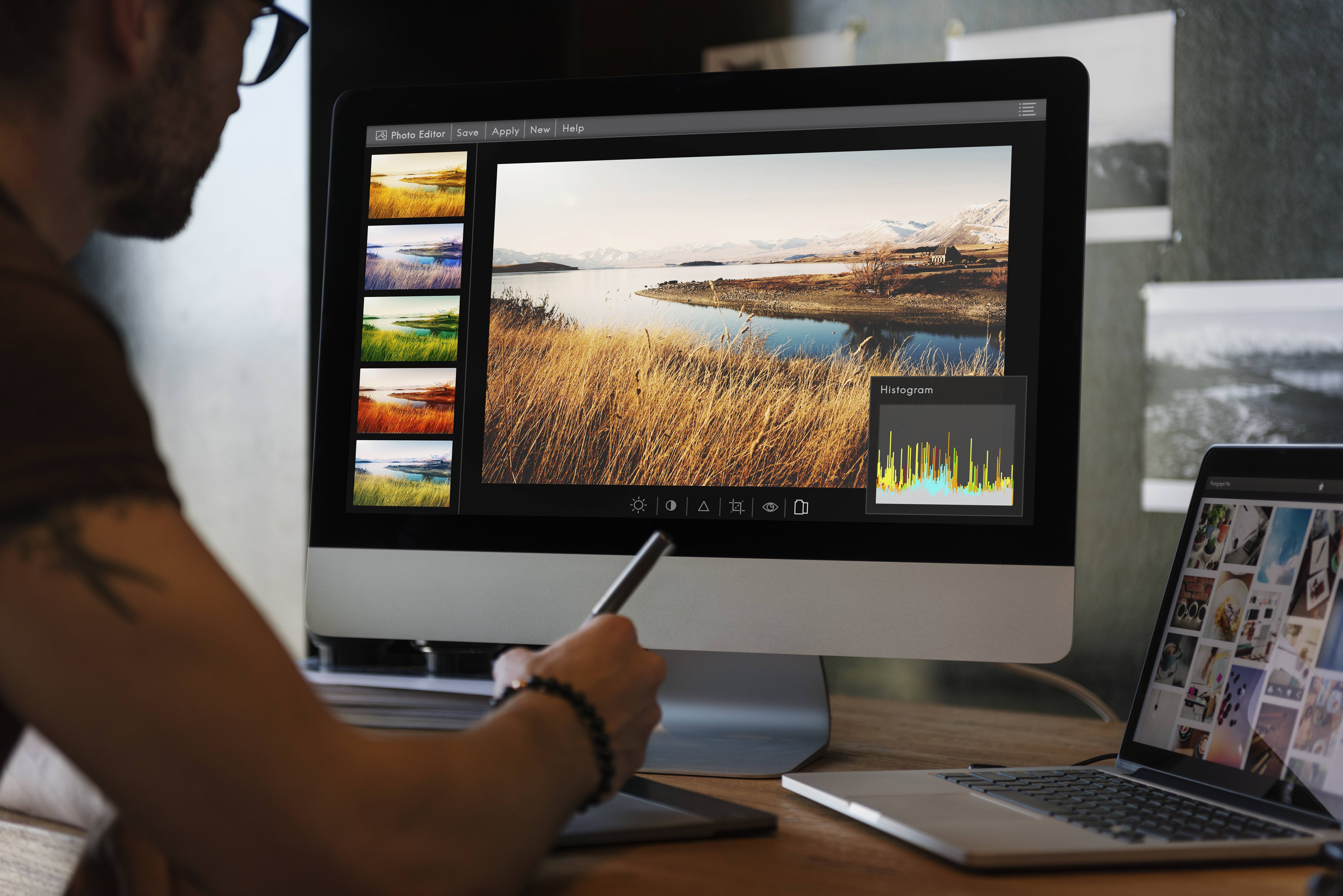Attention ! Pas de photothèque performante sans une gestion optimale des droits d’auteur, de l’indexation ou encore du partage. (Freepik) editer-photo