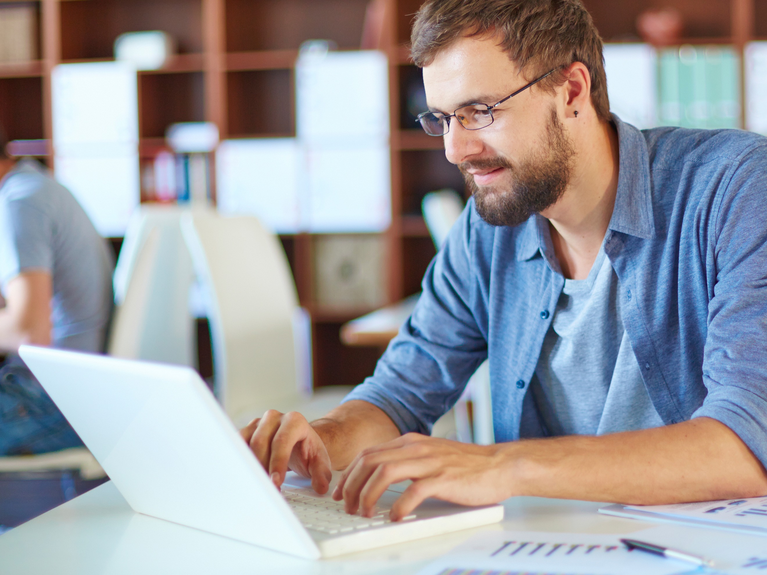 L'utilisation des données dans les stratégies d'édition et d'acquisition des bibliothèques (iStock/Elsevier) elsevier-homme-lunette-pc