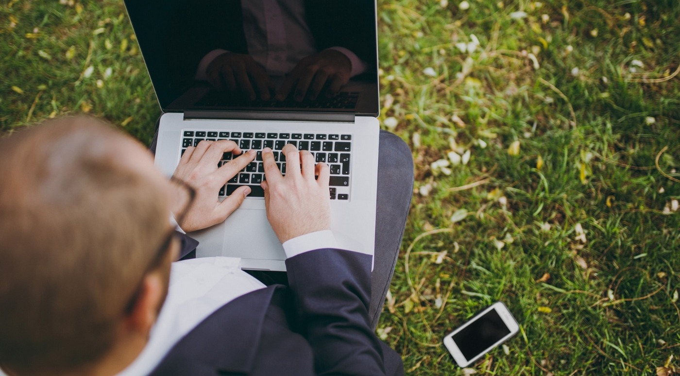 Le terme de sobriété numérique, utilisé pour la première fois en octobre 2008 par l’association GreenIT.fr, vise à réduire l’empreinte environnementale du numérique, en vue d’atteindre les objectifs fixés par l’accord de Paris (Freepik/ViDIstudio) empreinte-carbone-sobriete-numerique