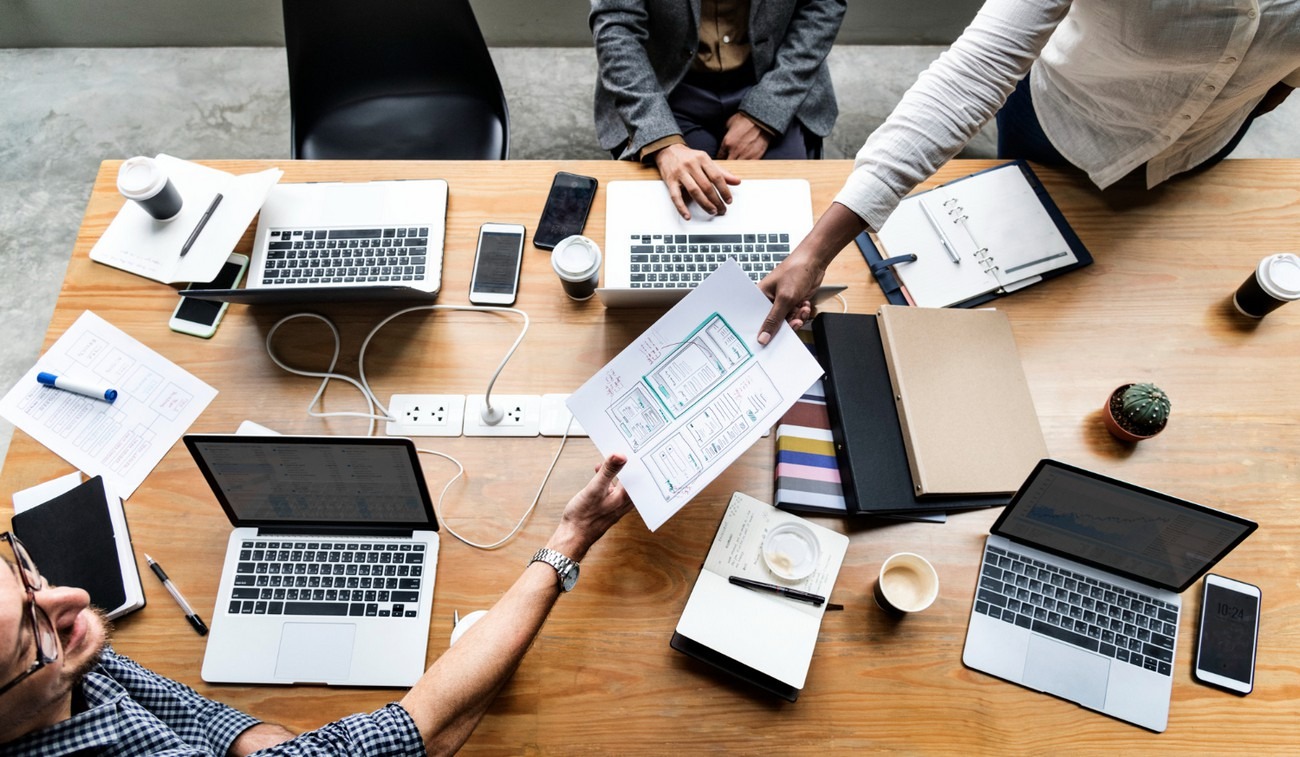 L'intranet permet une communication interne ainsi qu'une collaboration beaucoup plus efficace au sein des organisations grâce à son réseau privé. La question qui se pose, est de savoir comment choisir sa digital workplace. (Freepik/Rawpixel) quel-intranet-adopter-sein-organisation
