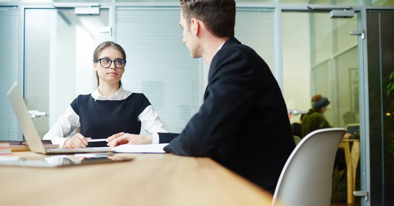 "Analyser ce qui c’est passé l’année précédente est important, mais se projeter sur l’année à venir l’est encore plus. Vous n’êtes pas là pour faire plaisir à votre manager" explique Serda Compétences. (Freepik/pressfoto) entretien-individuel-evaluation