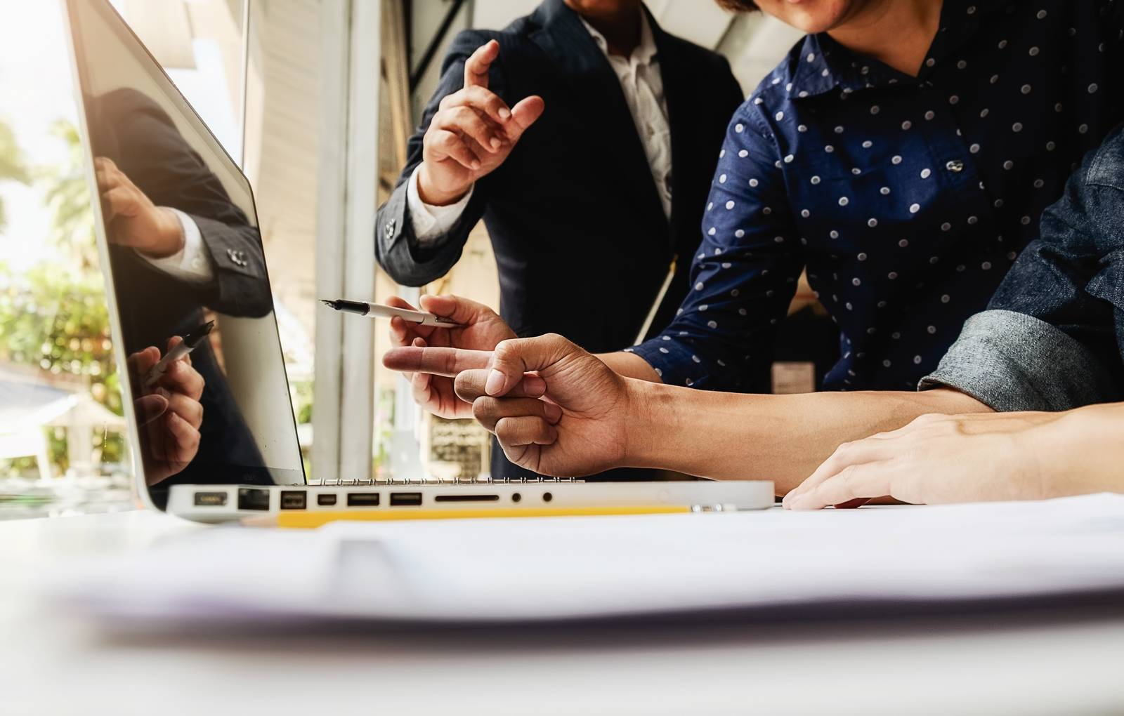Surtout, prenez le temps de tester pendant une solution gratuite avant de vous lancer dans l'achat d'une licence payante. (Designed by mindandi / Freepik) ordinateur-equipe