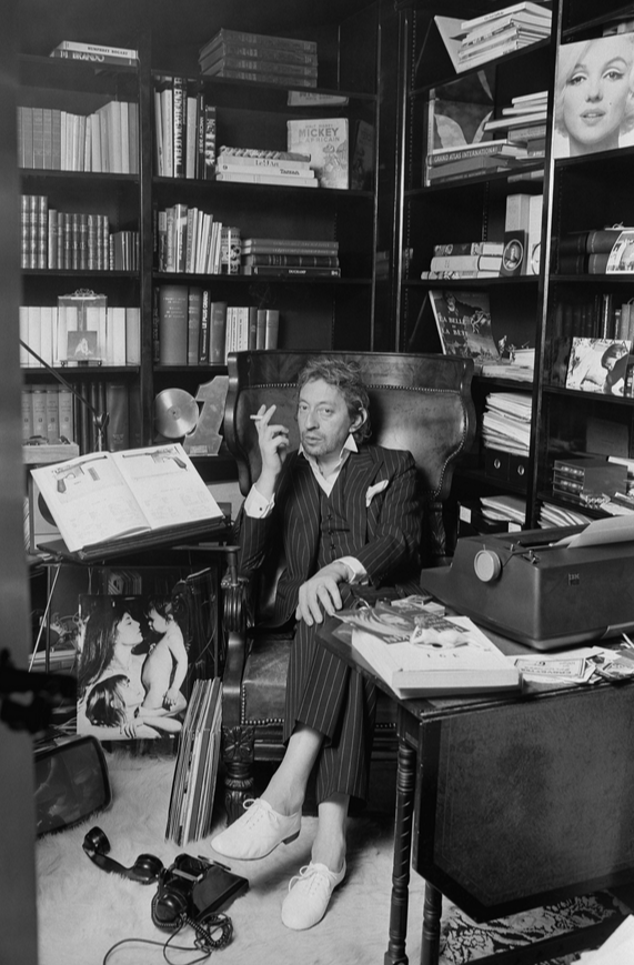 Serge Gainsbourg dans son bureau en 1979 (Christian Simonpietri / Sygma via Getty Images) bibliotheque-Serge-Gainsbourg