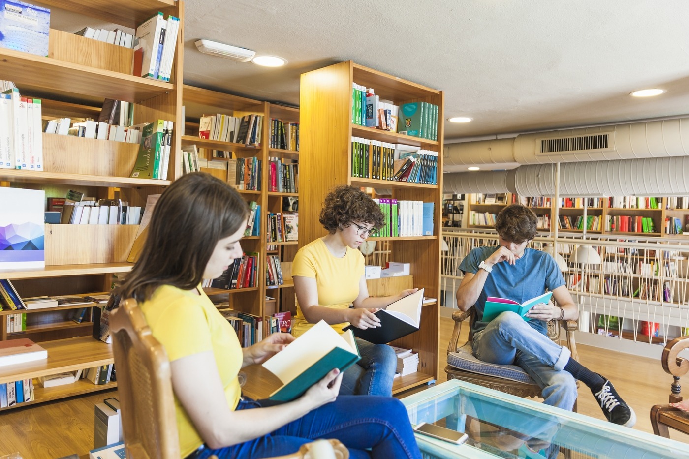 Les médiathèques n’ont cessé de diversifier leurs activités culturelles. Elles ont mis en place des cours de langue, des grainothèques, des fablabs, ou encore des séances d’aide à la rédaction de CV pour les usagers les plus démunis. (freepik) Extension-activites-bibliotheque-toujours-plus-missions