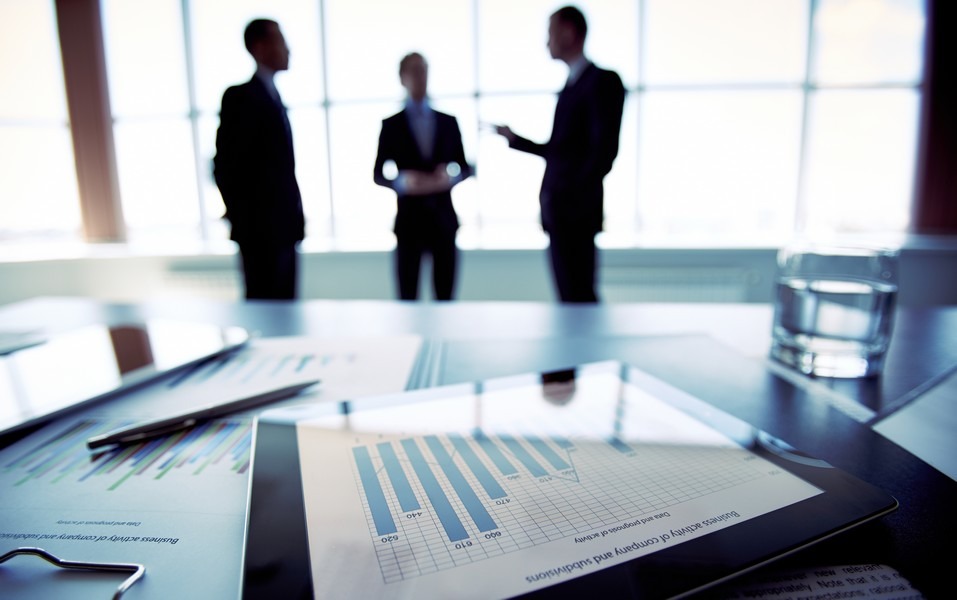 Externaliser sa veille permet aux organisations de renforcer leurs compétences, d’accéder à des experts et d’optimiser leur stratégie.(Freepik).