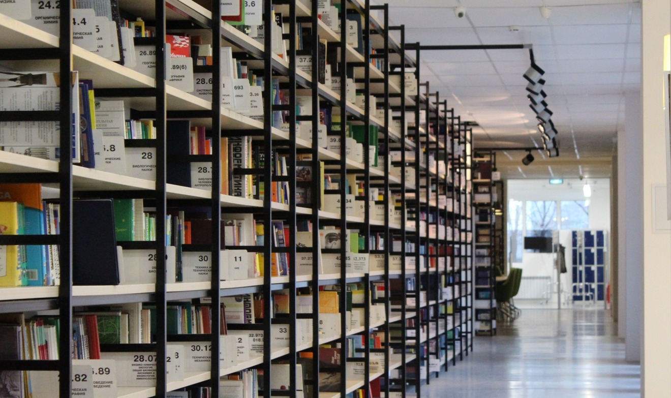 Le respect des normes contribue non seulement à la sécurité des documents électroniques, mais également à tendre vers le "zéro papier". (Pixabay/svklimkin) bibliotheque-rangement-archives-archivage