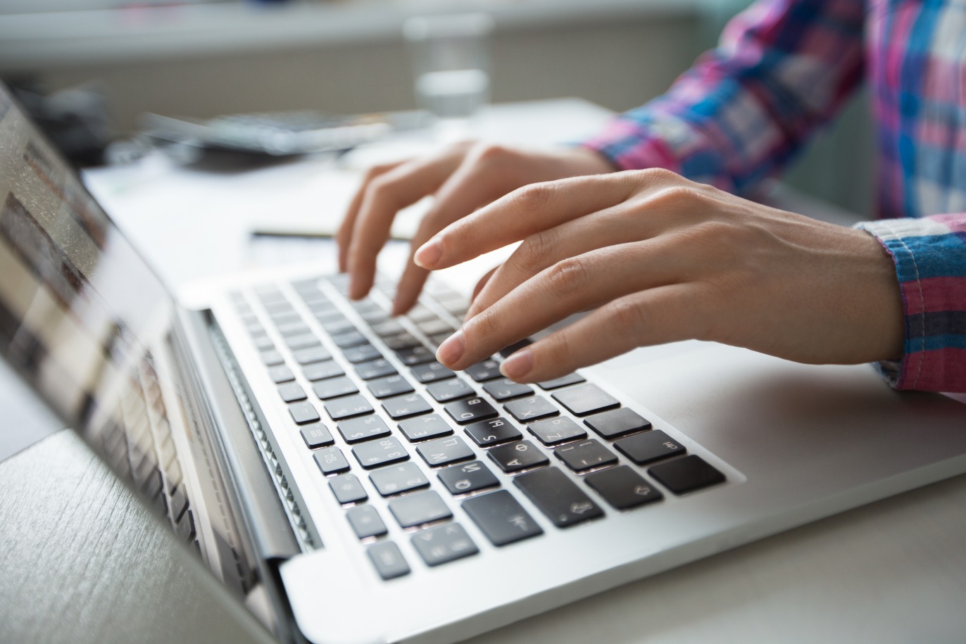 La gestion de la qualité des données est un pilier indispensable de la Data Gouvernance et ne doit rien laisser au hasard. (© Freepik/katemangostar) ordinateur-business-homme-travail
