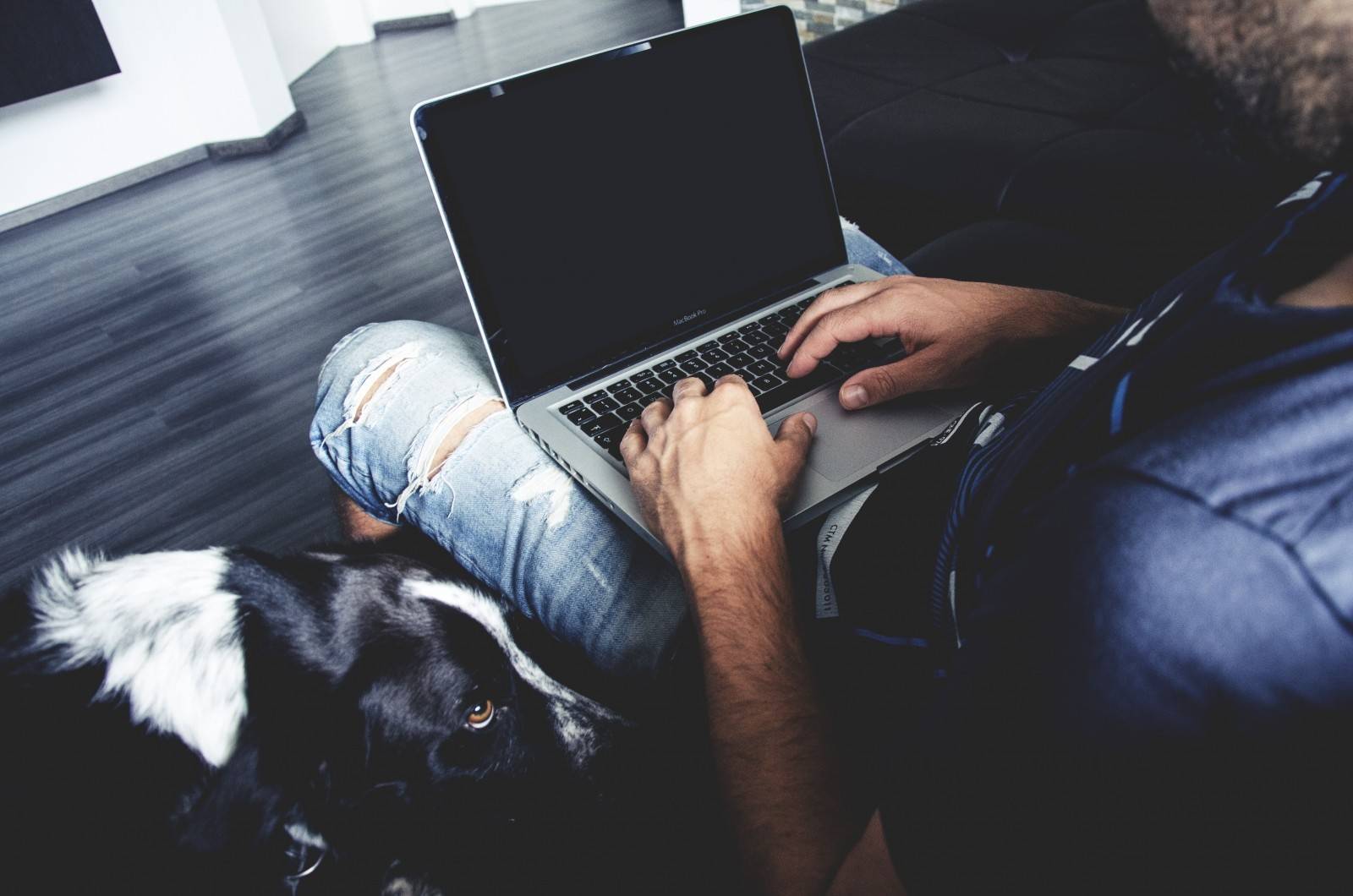 la génération Y semble attacher de l’importance aux réseaux informels (rencontres sportives par exemple) et aux communautés de pratiques pour travailler en mode collaboratif. (Photo via Visual hunt) ordinateur