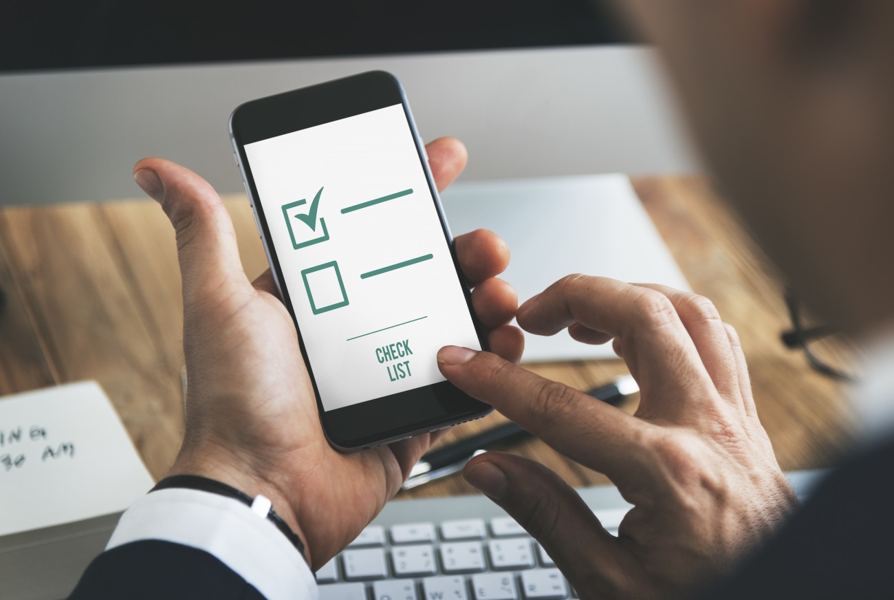 approbation-smartphone-mains