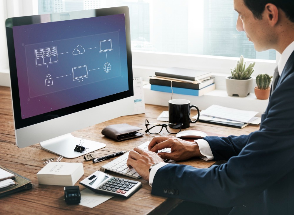 Le cloud est l'un des outils les plus utilisés par les organisations en termes de stockage de données. Cependant, une question importante se pose quant au choix du logiciel d'hébergement des données. (Freepik/Rawepixel.com) Cloud-est-ce-reelleemnt-bonne-idee