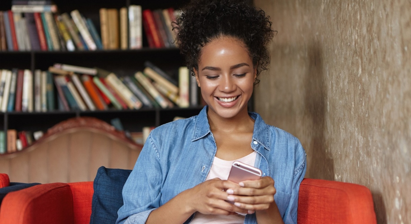 "Gleeph compte aujourd’hui plus de 300 000 utilisateurs et totalise désormais plus de 11 millions de livres rangés sur les étagères des bibliothèques des Gleepheurs", explique Khalil Mouna, cofondateur de Gleeph. (Freepik/wayhomestudio)i Gleeph-application-livres-bibliotheque-recommandation