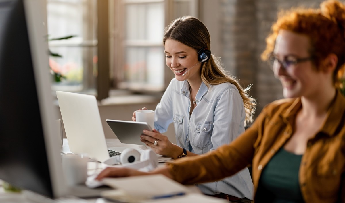 Notre tableau comparatif permet d'optimiser son service client ou usager en choisissant le logiciel de GRC ou de GRU le plus adapté (Freepik).