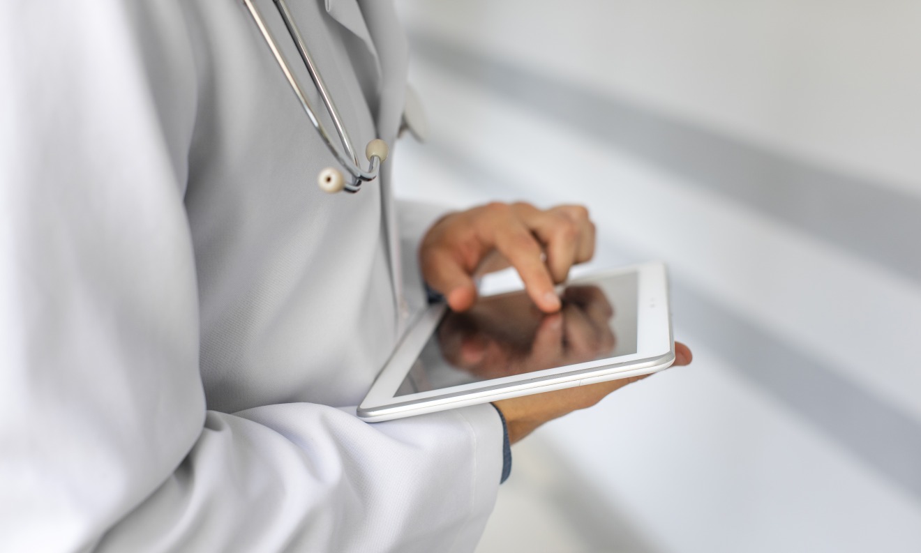 docteur-mains-aide-tablette-moderne-bibliotheque-numerique