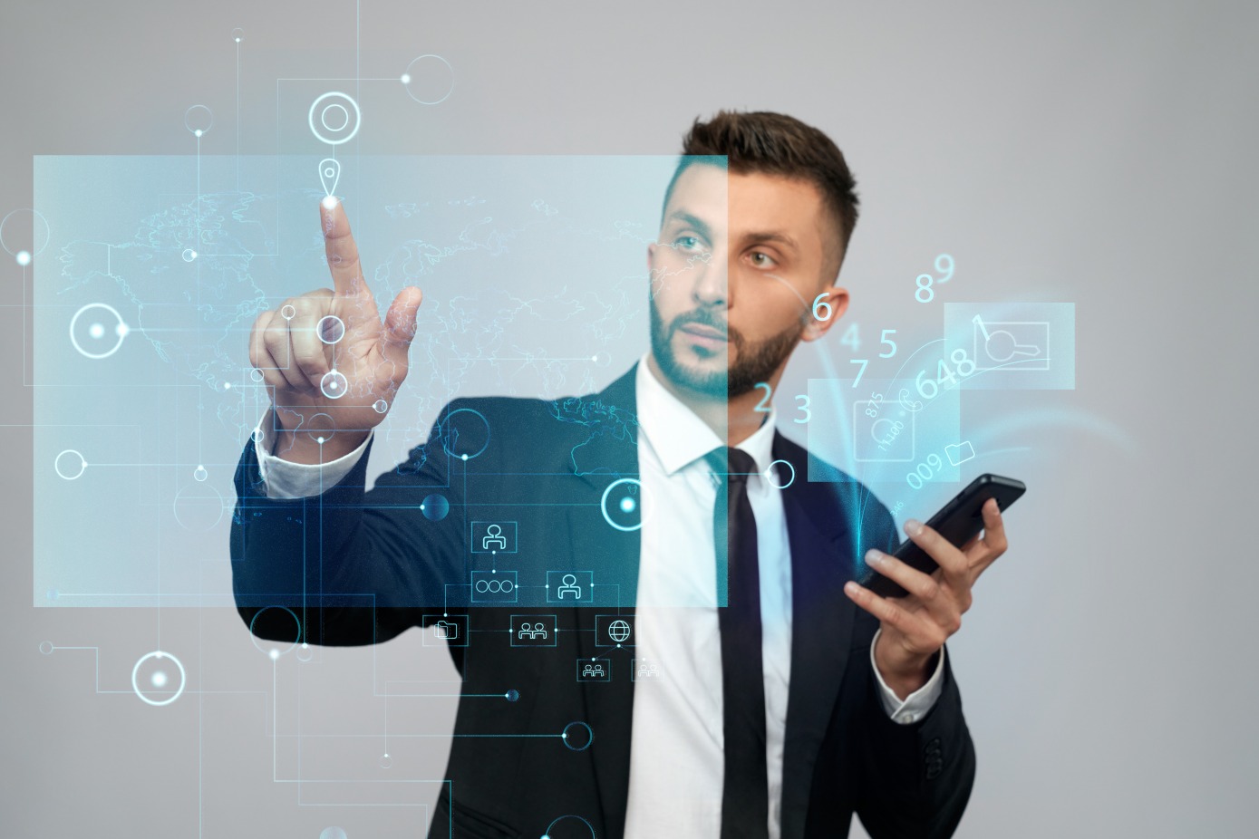 Selon HubSpot, 48 % des entreprises utilisent l'IA générative dans divers aspects de leur stratégie marketing. (Freepik/ArtPhoto_studio) homme-affaires-cliquant-ecran-virtuel