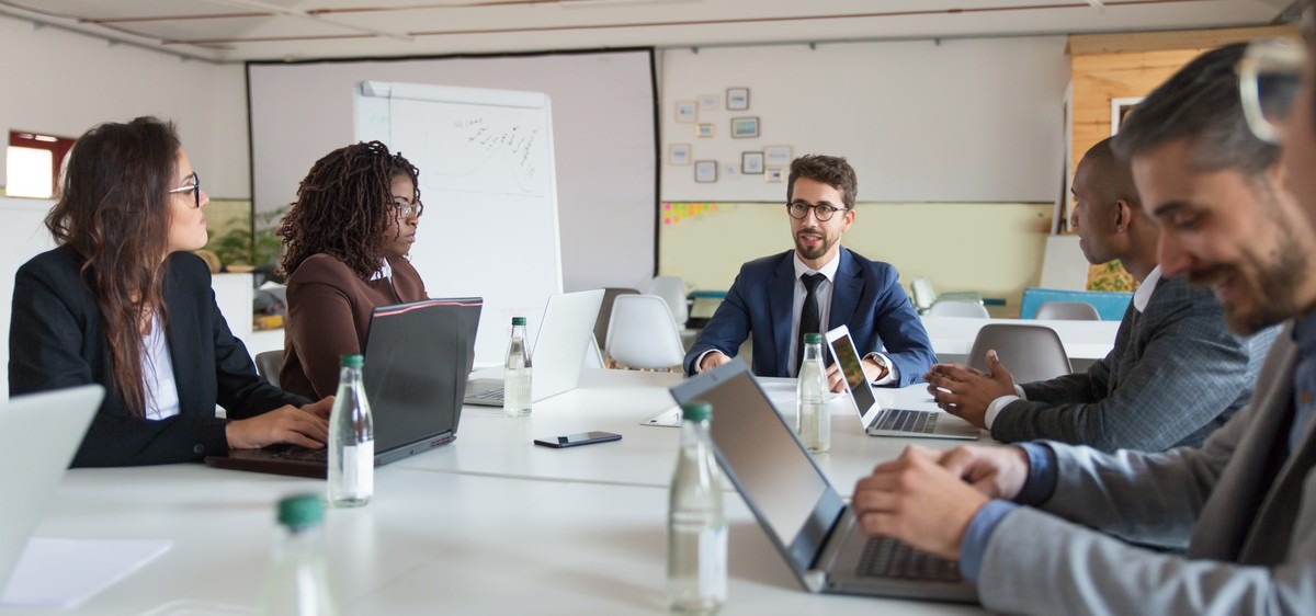 Deloitte publie une nouvelle étude sur la gouvernance de l'IA dans les grandes entreprises : 45 % des membres interrogés déclarent que l'IA n'a jamais été discutée dans leurs réunions (Freepik).