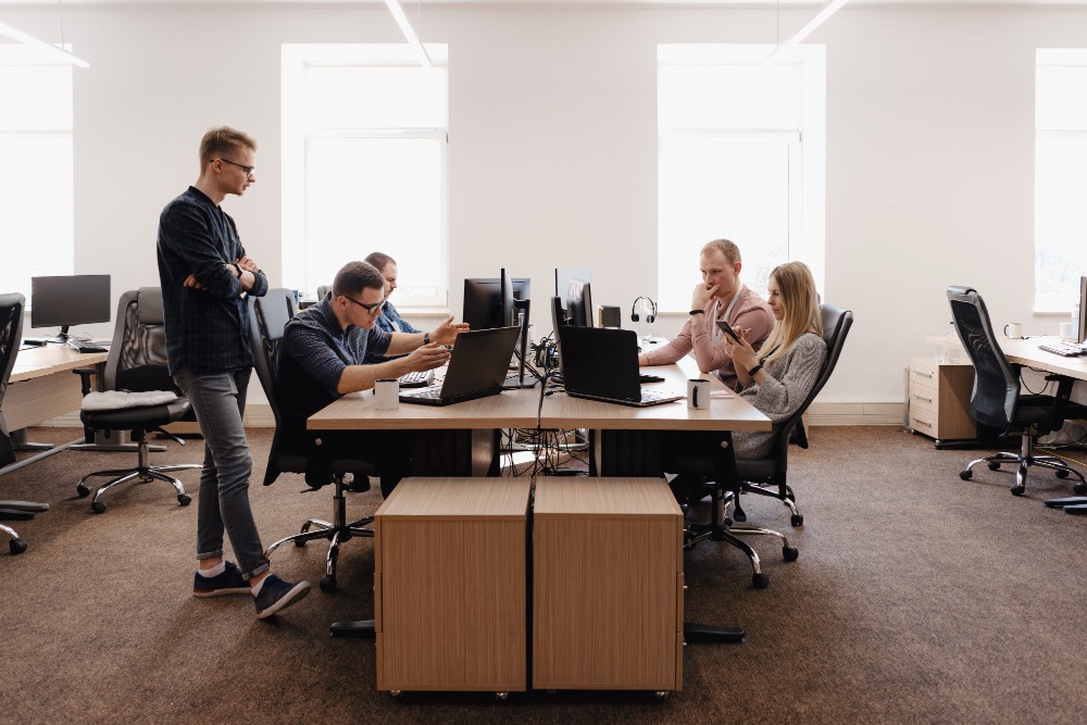 L’IA va transformer l'emploi à court terme pour la moitié des actifs (Freepik Premium / ArthurHidden) 28%-actifs-se-sentent-depasses-intelligence-artificielle