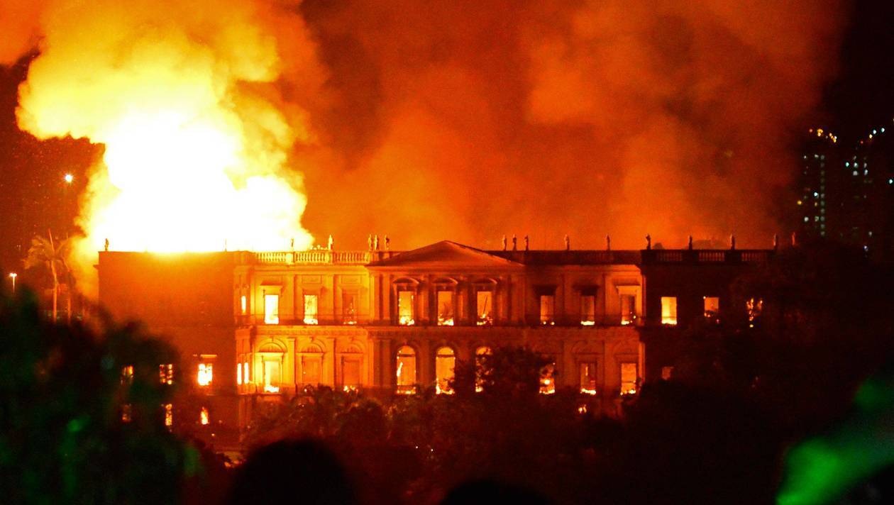Photo de l'incendie qui a détruit le Musée national de Rio de Janeiro en septembre 2018 (DR) formation-psbc-archives-bibliotheques