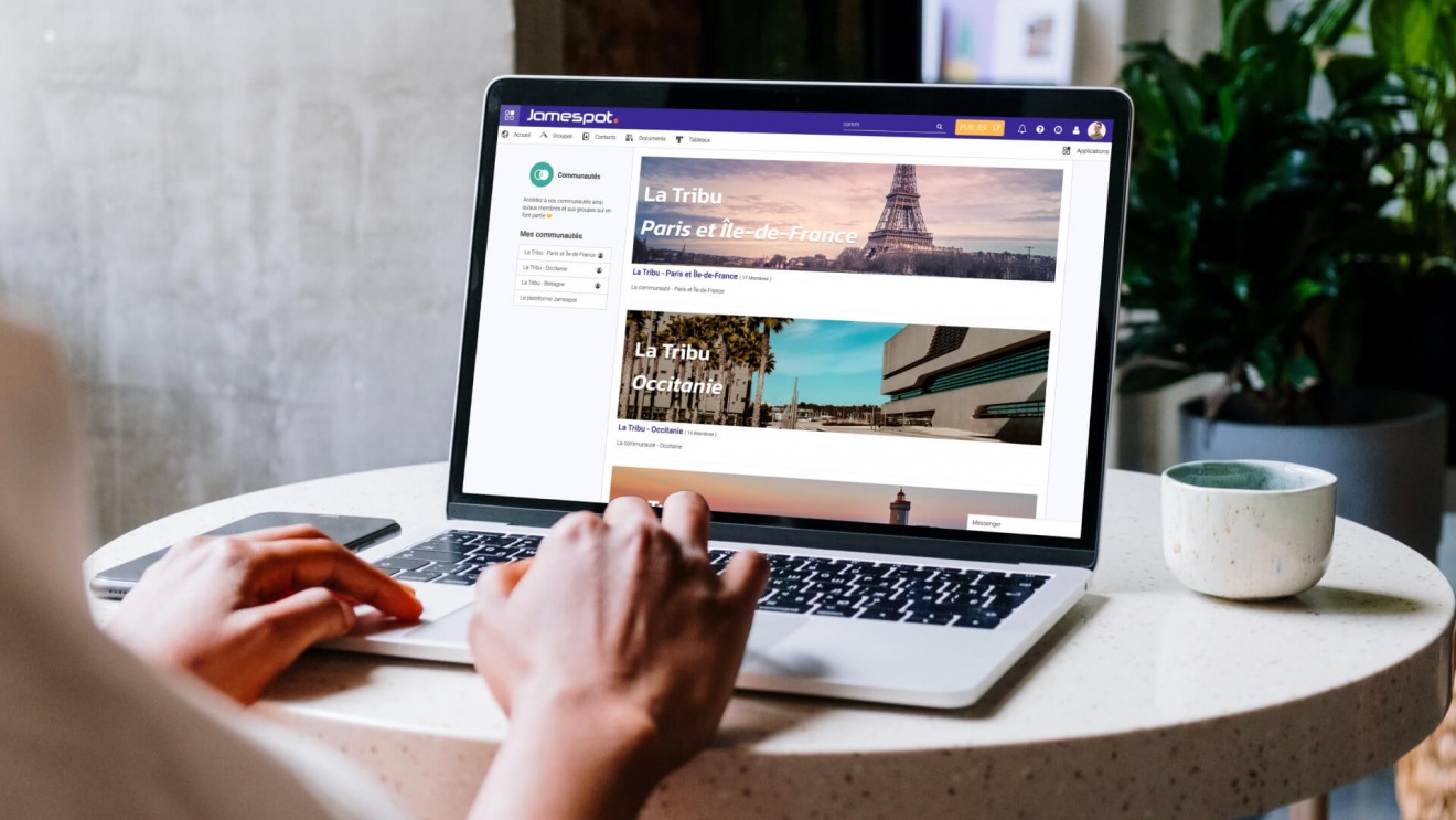 Avec son application "Animation Grand Réseau", Jamespot offre la possibilité aux grandes organisations de gérer plus facilement leurs communautés. (Smart Mockup/Jamespot) jamespot-animation-grand-reseau-mockup-digital-workplace-ordinateur