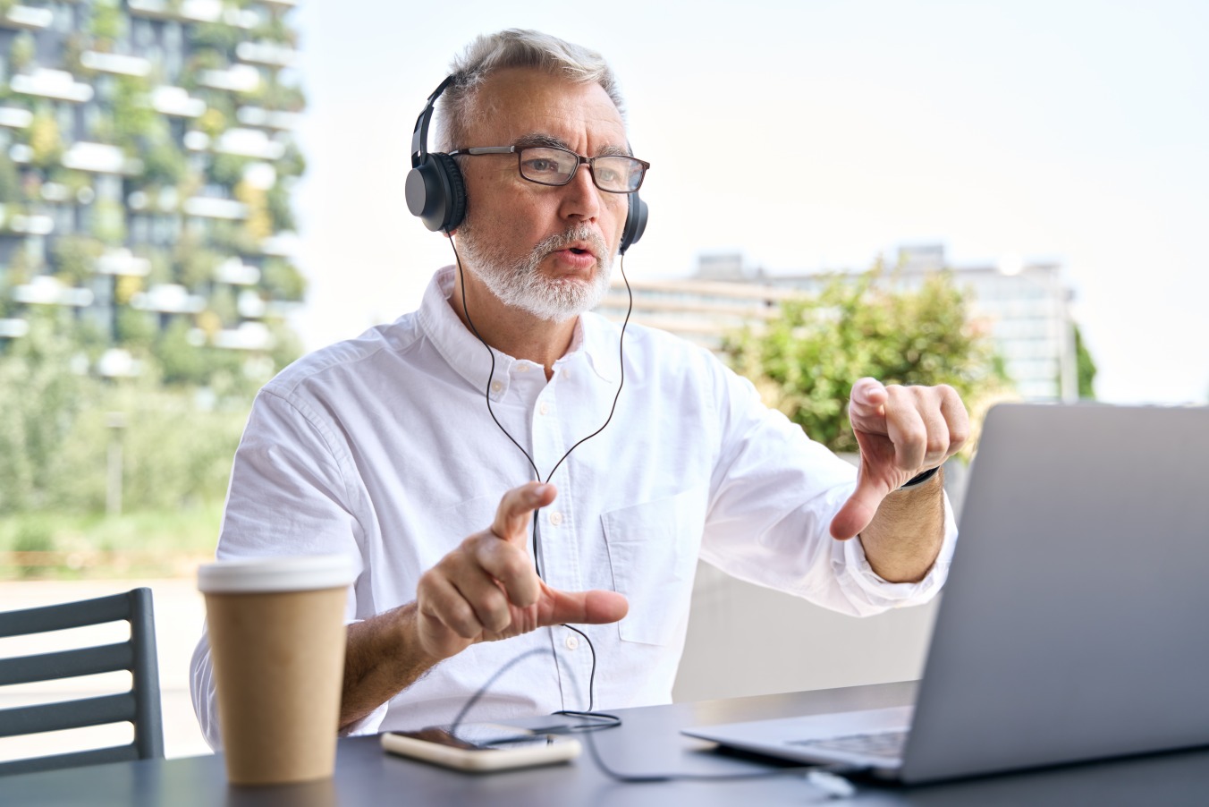collaborateur-teletravail-travail-hybride-ordinateur-visioconference