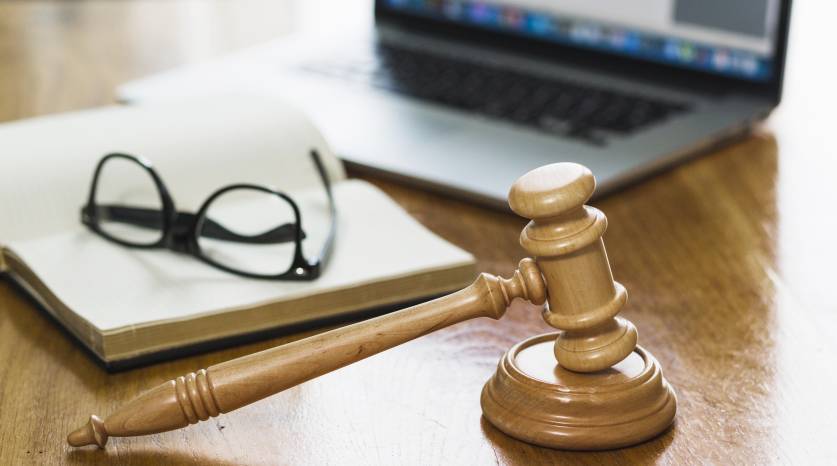 La loi de programmation 2018-2022 et de réforme de la justice ayant été adoptée par le Parlement le 19 février dernier, il est probable que les décrets d'application encadrant l'open data des décisions de justice soient rapidement pris. (Freepik) legaltech-open-data