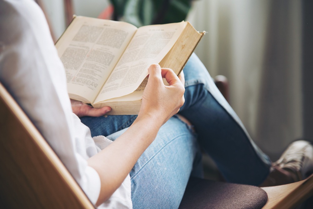 La part de grands lecteurs tend à diminuer au profit d’une proportion plus importante de moyens lecteurs (Freepik Premium / jcomp) Livres-imprimes-numeriques-audio-comment-lisent-les-Français