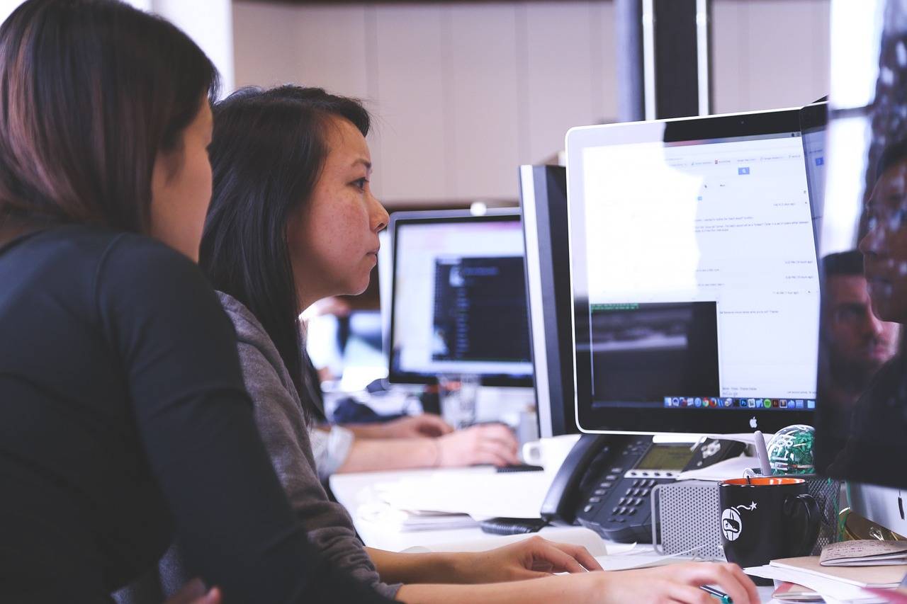 Attention à l’absence de modules dédiés aux panoramas de presse. Certaines solutions en sont en effet dépourvues et proposent à leur place un système de flux RSS. (Pixabay/StartupStockPhotos) ordinateur_projet