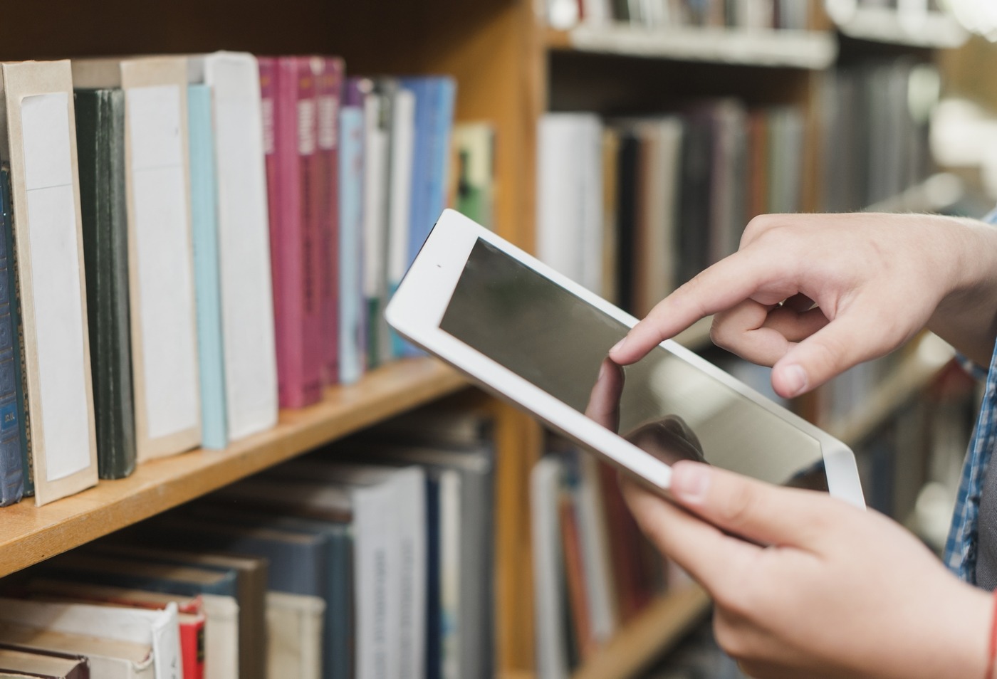 Malgré une baisse des ventes en volume, particulièrement marquée dans le secteur des bibliothèques de lecture publique, aucune nouvelle disparition d’entreprise n’est survenue en 2023. (freepik) Logiciels-bibliotheques-marche-hausse-ventes-recul