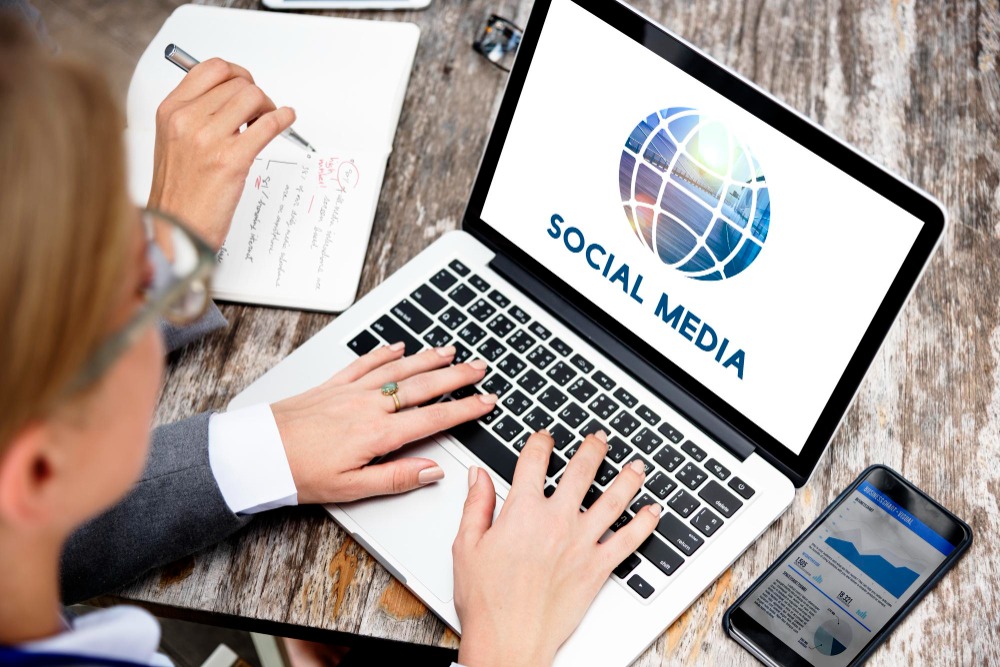 Avoir une bonne image de marque contribue à la notoriété des entreprises. C'est pourquoi il existe de nombreuses plateformes de gestion d'e-réputation simples d'utilisation. (Freepik/rawpixel) meilleurs-outils-gerer-ereputation-toute-simplicite