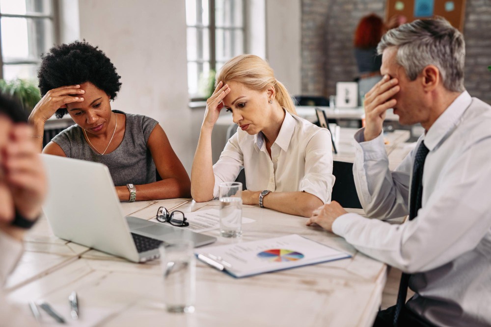 La matière noire représente aujourd'hui un véritable fléau. Cette dernière est néfaste et peut avoir de lourdes conséquences au sein des organisations. Il est donc important pour les entreprises d'opter pour les bonnes solutions. (Freepik/Drezen Zigic) Matiere-noire-travail-identifier-traiter