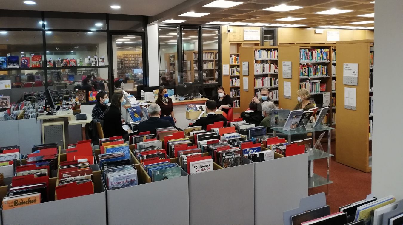 Discussion entre usagers et bibliothécaires pour choisir les titres qui intégreront les collections. (DR) bibliotheque-suresnes-participation-usagers