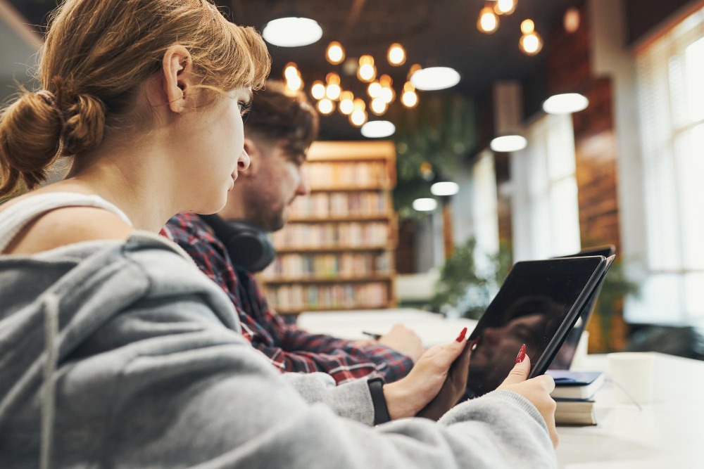 Environ 16 millions de personnes sont éloignées du numérique en France (Freepik Premium / EyeEm) Mediation-numerique-quel-role-bibliotheques
