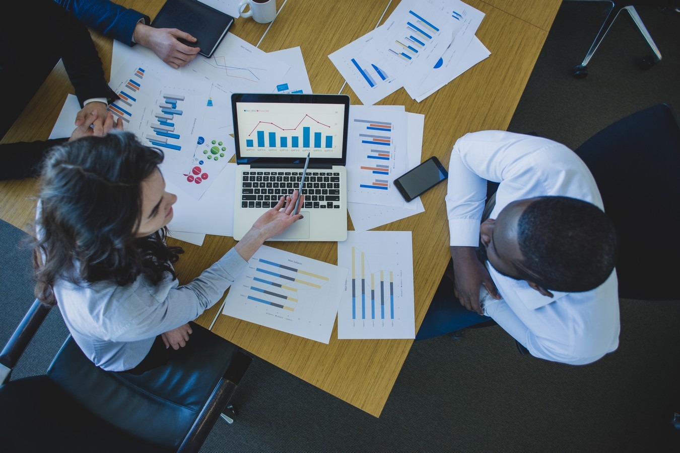 Selon l’Observatoire de la maturité data des entreprises (OMDE), 53 % des PME/ETI déclarent en 2023 disposer de compétences en interne pour aborder le domaine des données. (Freepik) comment-mesurer-organisations-data-maturite