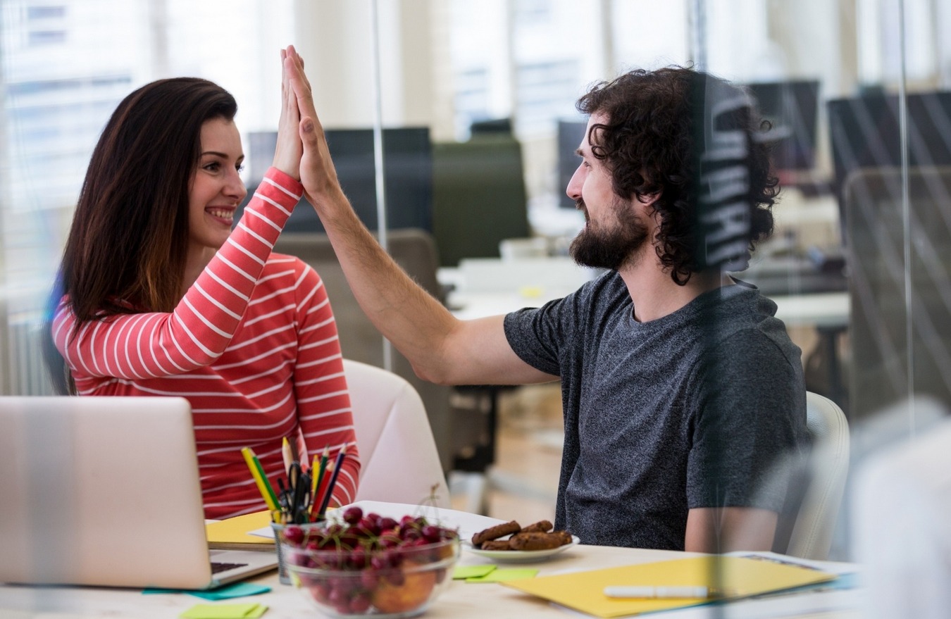 L’intelligence collective suppose le partage de l'information. (Freepik Premium / peoplecreations) Millefeuille-numerique-entreprise-collaborative