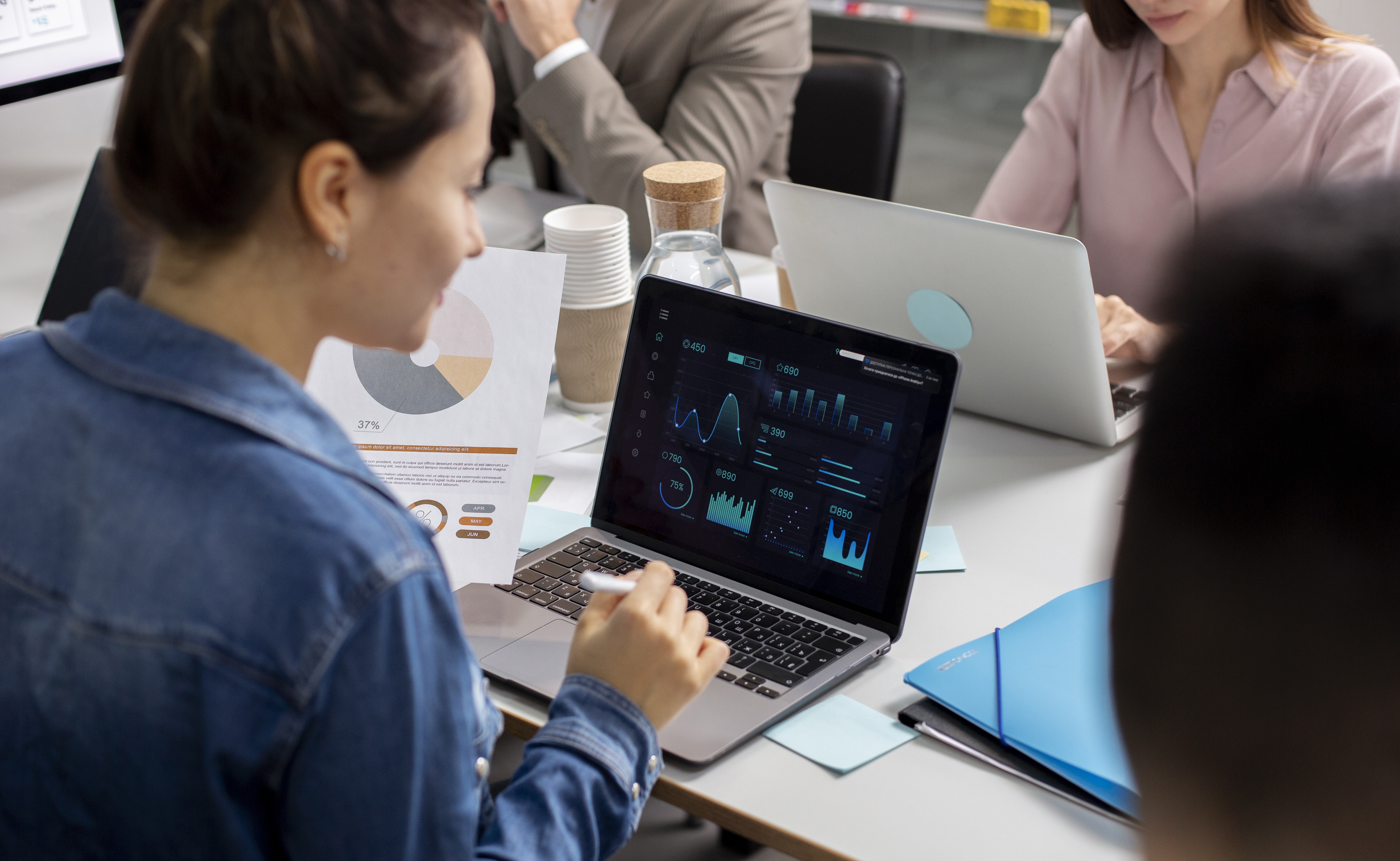 Grâce à la data observability, les organisations peuvent identifier des anomalies dès qu’elles surviennent. (Crédits : Freepik)