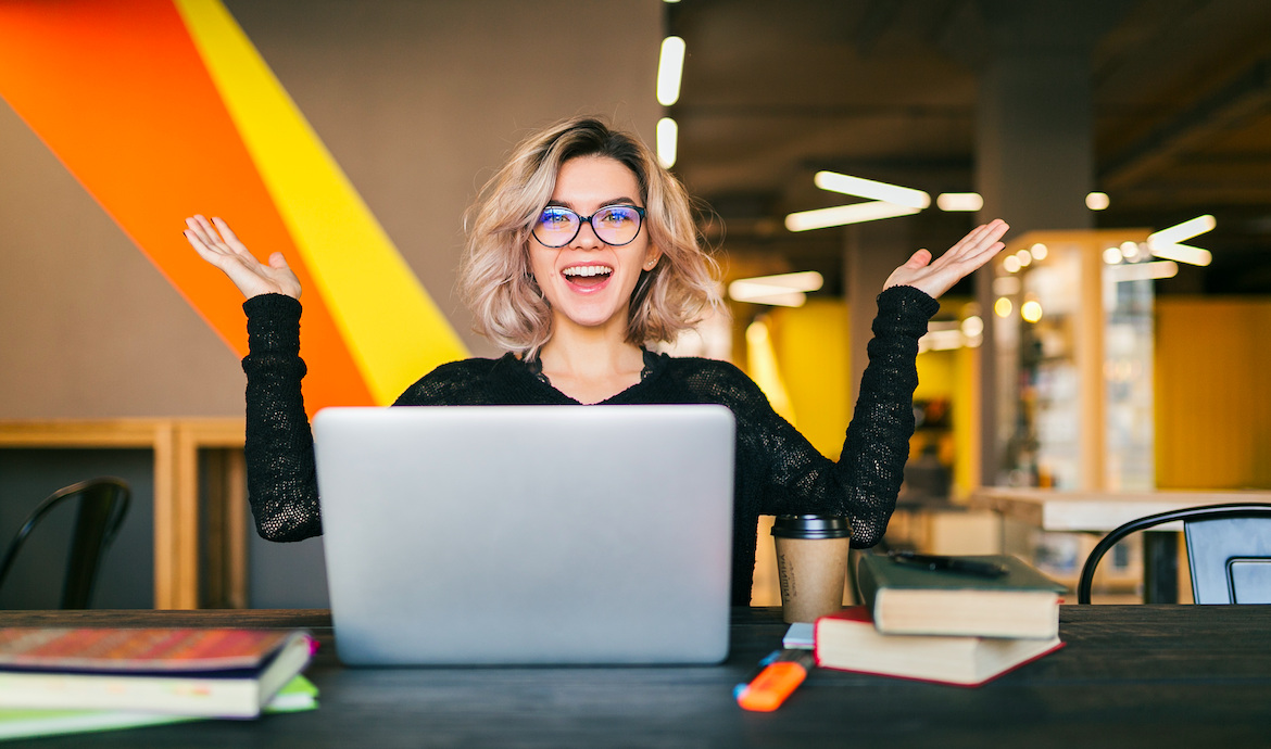 Un MooC en 3 modules pour tout savoir de la gestion documentaire en situation de crise. jeune fille joyeuse